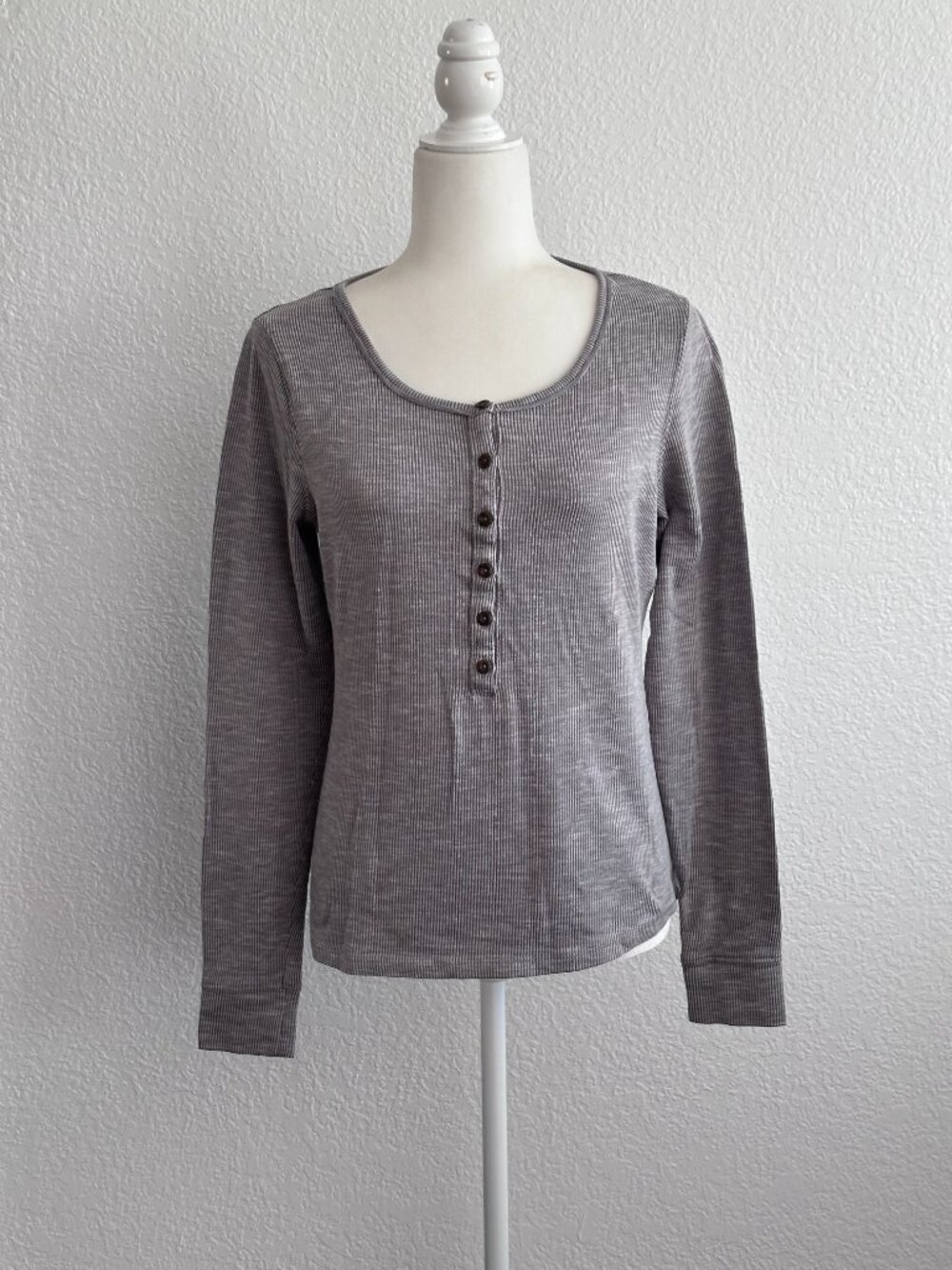 Universal Thread Gray Ribbed Henley Top | Size Medium | Button Front Long Sleeve - Picture 2 of 6